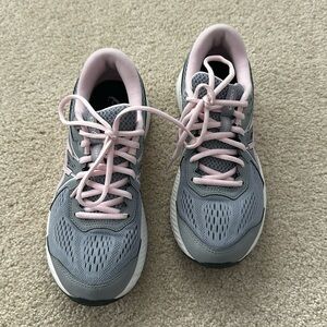 ASICS women’s 8.5 like new gray & pink running shoes